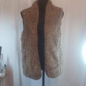 Sebby faux fur vest size large